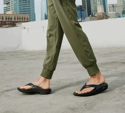 OOFOS OOlala Thong Black Sandal Womens Sizes M3/W5-M9/W11 NEW