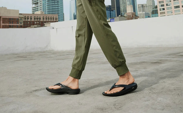 OOFOS OOlala Thong Black Sandal Womens Sizes M3/W5-M9/W11 NEW