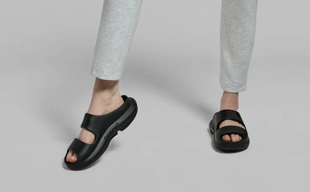 OOFOS OOyea Slide Sandal Black Womens Sizes M3/W5-M9/W11 NEW